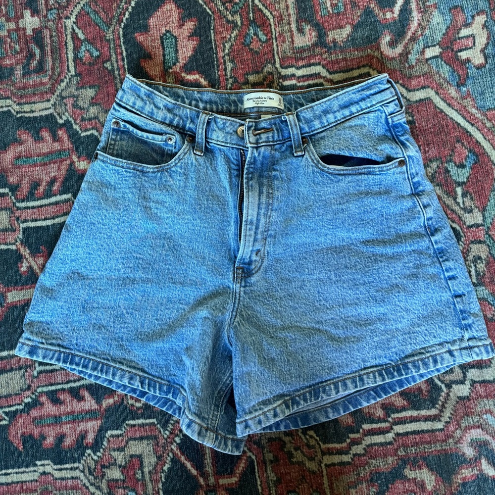 Abercrombie Curve Love Dad Short High rise 30/10